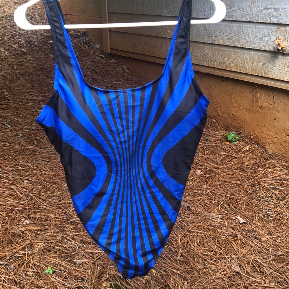 NWT Attractive body framing blue and black swimsuit. 2XL